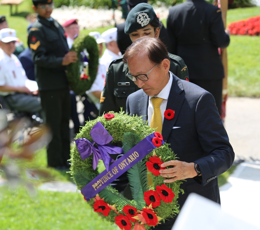 korean man laying wreath