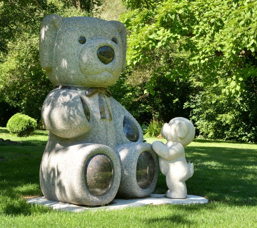 statue of big teddy bear