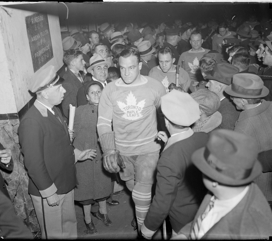hockey player from many years ago surrounded by fans