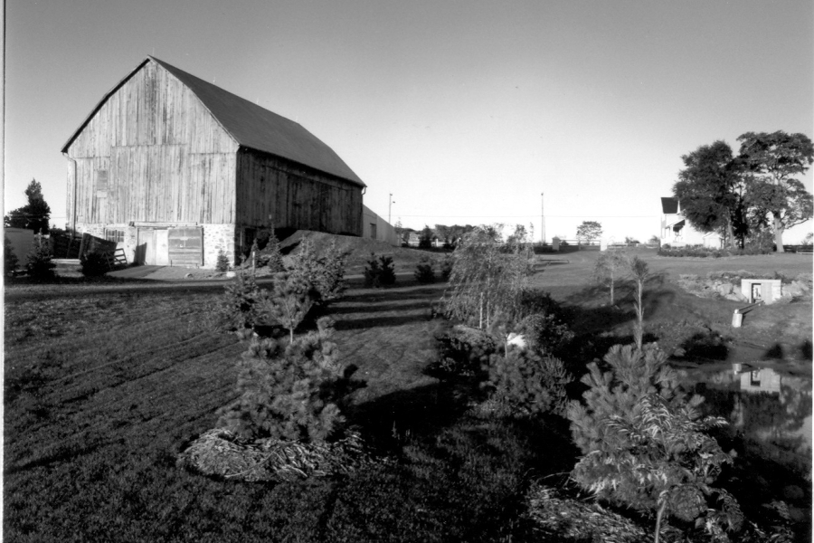 barn in black and white