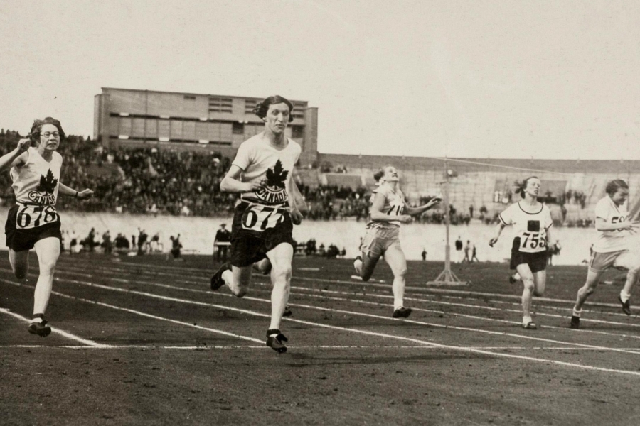 women running in a race