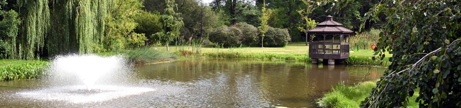 pond, willowtree and gazebo at Beechwood cemetery